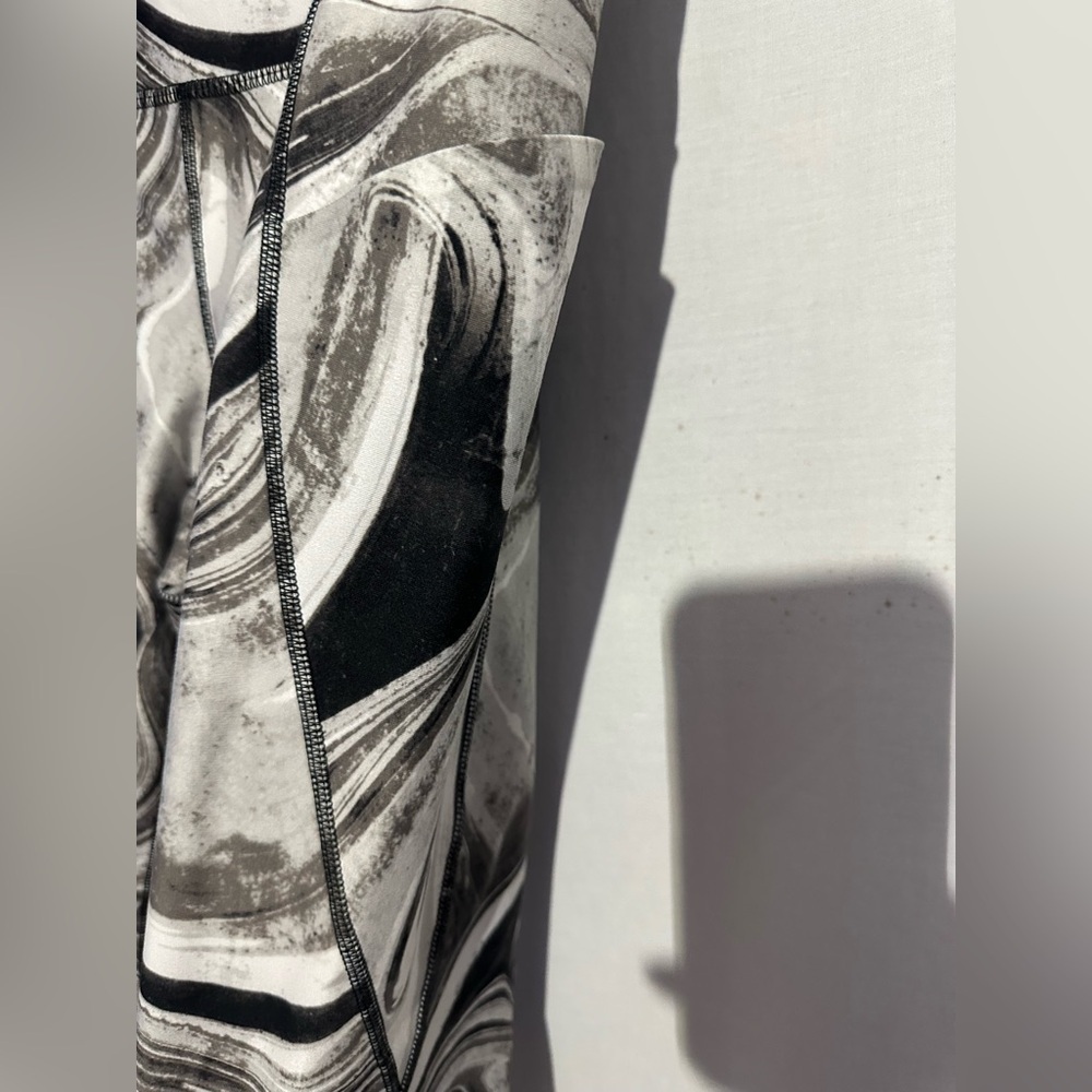Xersion Black & White Marble Swirl Active Leggings | OX Plus - Picture 2 of 4